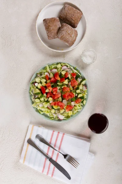 Domates salatası, salatalık ve zeytinyağlı çeşitli çiğ sebzeler. Sağlıklı vejetaryen gıda konsepti