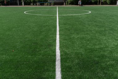 Modern bir stadyumda suni çim ile işaretleniyor. Okul stadyumu.