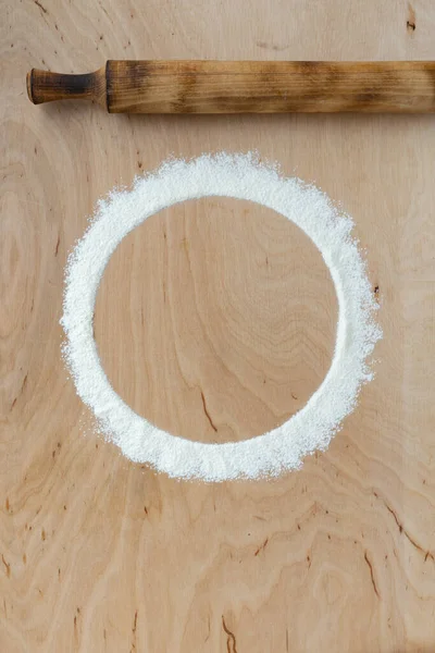 Mąka Proszku Posypana Kołem Desce Krojenia Drewnianym Tle Stołu — Zdjęcie stockowe