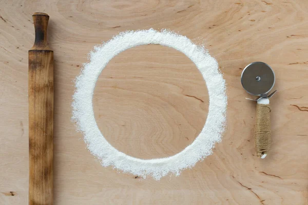 Poudre Farine Saupoudrée Cercle Sur Planche Découper Fond Table Bois — Photo