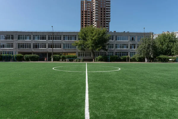 잔디가 현대식 경기장에 운동장 — 스톡 사진