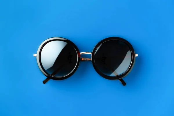 Στρογγυλό Hipster Γυαλιά Ηλίου Μπλε Φόντο Μινιμαλιστικό Στυλ — Φωτογραφία Αρχείου