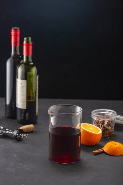 Alkoholischer Glühwein Mit Früchten Und Gewürzen Auf Dunklem Hintergrund Traditionelles — Stockfoto