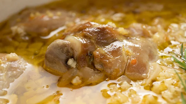 Lezzetli Alman çorbası. Yemek masasında tavuk ve lahana turşusu.