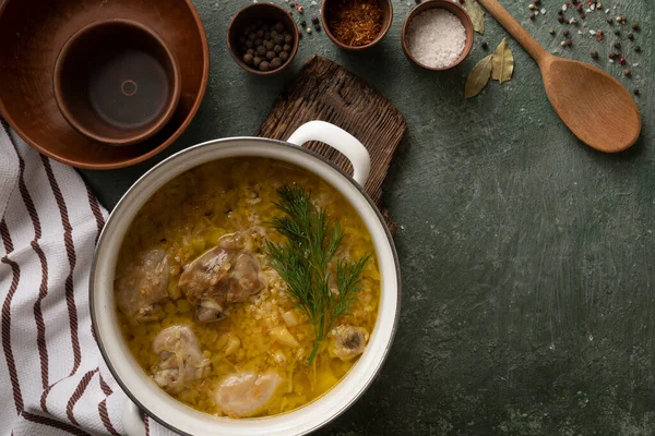 Lezzetli Alman çorbası. Taze sebzelerle pişirmek. Koyu ahşap arka planda tavuk.