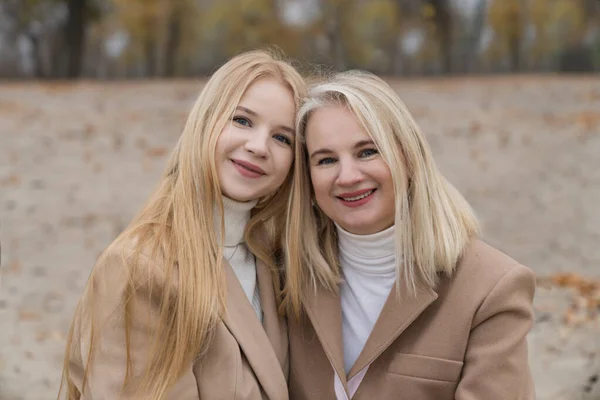 Glückliche Mutter Und Erwachsene Tochter Beim Spaziergang Herbstpark — Stockfoto