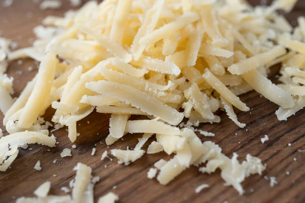 Bir yığın rendelenmiş parmesan, sağlıklı yiyecek, süt ürünü.