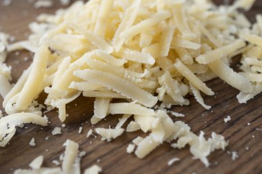 Bir yığın rendelenmiş parmesan, sağlıklı yiyecek, süt ürünü.