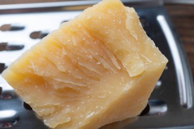 Parmesan peynirinin yakın çekimi. Sert peynir, yemek..