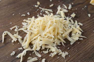 Bir yığın rendelenmiş parmesan, sağlıklı yiyecek, süt ürünü.