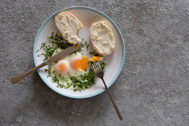 Yeşillikli sahanda yumurta yakın plan, sağlıklı kahvaltı.