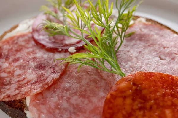 Kurutulmuş sosisli sandviç, kahverengi ekmek, tereyağı.