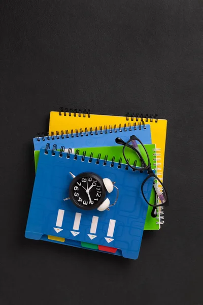 Stack Colored School Notebooks Alarm Clock School Chalkboard Background Back — Stockfoto