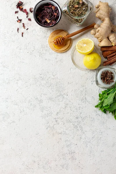 Geleneksel tıp ve sağlık tanıtımı kavramı saf ürünler, kökler ve bitkilerle