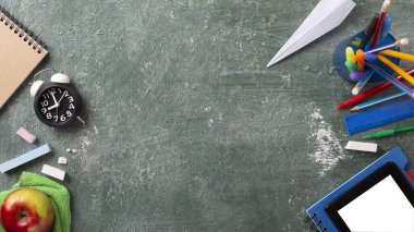 Okul geçmişi, okul malzemeleri ve fotokopi alanı. Üst görünüm, kalemler, defterler, yeşil tebeşir tahtası.