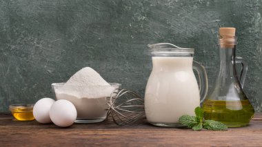 Hamur, un, süt, yumurta, sebze yağı, kopyalama alanı için taze malzemeler