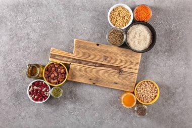 Vejetaryen gıda zımbası boş kesim tahtasıyla fasulye ve tohumlar