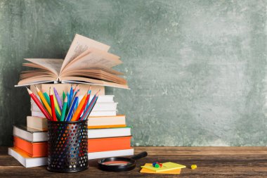 Okul yönetim kurulunun arka planında bir yığın kitap ve kırtasiye var. Eğitim ve okul konseptine dönüş.