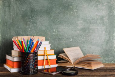 Okul yönetim kurulunun arka planında bir yığın kitap ve kırtasiye var. Eğitim ve okul konseptine dönüş.