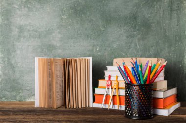 Okul yönetim kurulunun arka planında bir yığın kitap ve kırtasiye var. Eğitim ve okul konseptine dönüş.