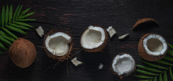 Hackad Kokosnöt Trä Bakgrund Ovanifrån Kokosmjölk Och Kokosflingor Tropiska Livsmedel — Stockfoto