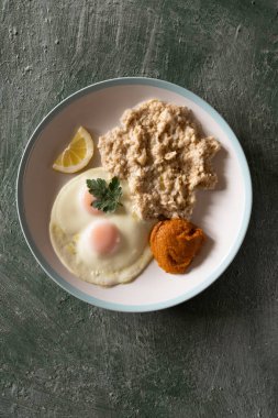 Sağlıklı kahvaltı yulaf ezmesi ve büyük bir tabakta kızarmış yumurta, üst manzara, sağlıklı beslenme.