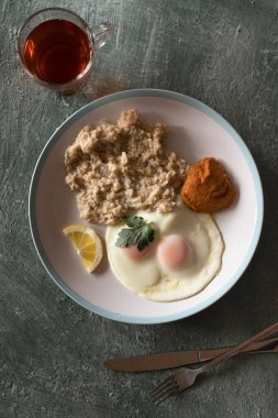 Sağlıklı kahvaltı yulaf ezmesi ve büyük bir tabakta kızarmış yumurta, üst manzara, sağlıklı beslenme.