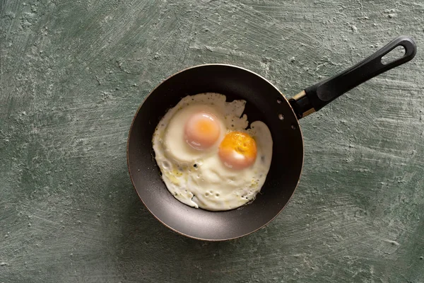 Ugly Fried Eggs Frying Pan Top View — Zdjęcie stockowe