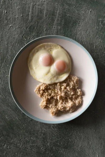 Zdrowe Śniadanie Płatki Owsiane Jajka Smażone Dużym Talerzu Widok Góry — Zdjęcie stockowe