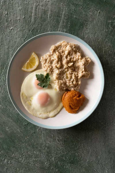 Sağlıklı kahvaltı yulaf ezmesi ve büyük bir tabakta kızarmış yumurta, üst manzara, sağlıklı beslenme.