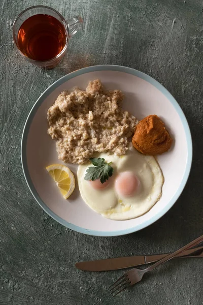 Sağlıklı kahvaltı yulaf ezmesi ve büyük bir tabakta kızarmış yumurta, üst manzara, sağlıklı beslenme.