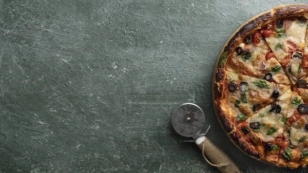 Deliciosa Pizza Vegetariana Tomate Queso Con Verduras Sobre Fondo Piedra — Foto de Stock