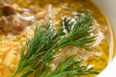 Alman lahana çorbası Kohlsuppe, mısır gevreği ve sebzeli, ev yapımı.