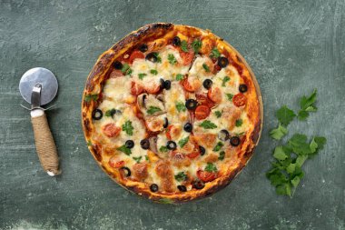 Peynirli, kirazlı, domatesli, zeytinli, otlu, soslu nefis ev yapımı pizza. Üst görünüm, metin için kopyalanma alanı.