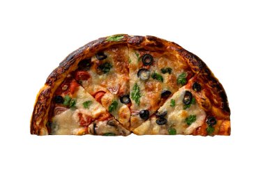 Beyaz arka planda izole edilmiş ev yapımı İtalyan pizzası.