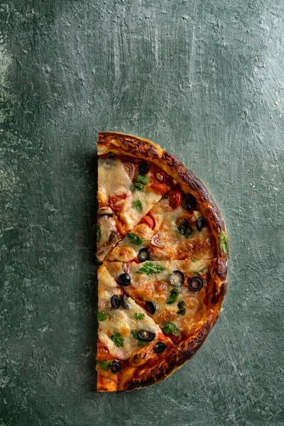 Media Deliciosa Pizza Italiana Casera Sobre Mesa Pizza Con Vino — Foto de Stock