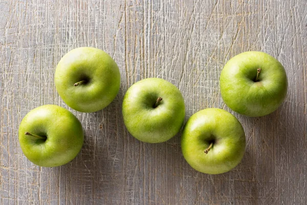 Grüne Äpfel Auf Dem Tisch Aus Nächster Nähe — Stockfoto