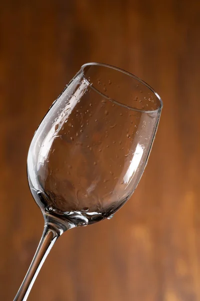 Ένα Άδειο Καθαρό Ποτήρι Ένα Μακρύ Στέλεχος Σταγόνες Νερού Ποτήρι — Φωτογραφία Αρχείου