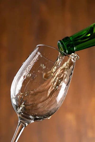 ビールや白ワインを背の高いガラス マクロショット 空飛ぶ液体に注ぎ — ストック写真