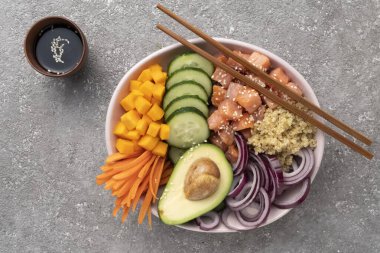 Somon ve sebzeli dürtme kabı, sağlıklı öğle yemeği, dengeli diyet..