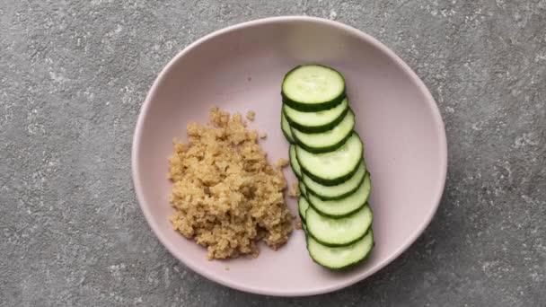 Poke Skål Matlagning Process Kokt Quinoa Lax Greener Avokado Frukt — Stockvideo