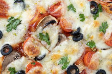 İtalyan pizzası, mozzarella ve kiraz domatesli, mantarlı, kırmızı soğanlı, baharatlı, ketçaplı ve biberli. İtalyan yemekleri..