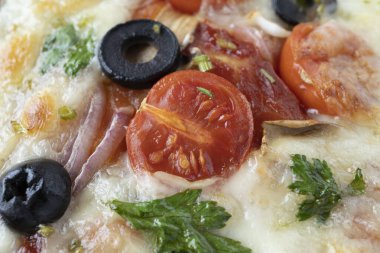 İtalyan pizzası, mozzarella ve kiraz domatesli, mantarlı, kırmızı soğanlı, baharatlı, ketçaplı ve biberli. İtalyan yemekleri..