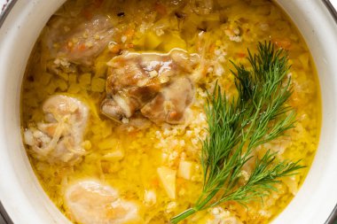 Et ve tahıllı kalın çorba, bir tencerede, yakın plan, ev yemeği.