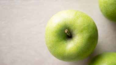 Yeşil elmalı pankart ve metin için kopyalama alanı