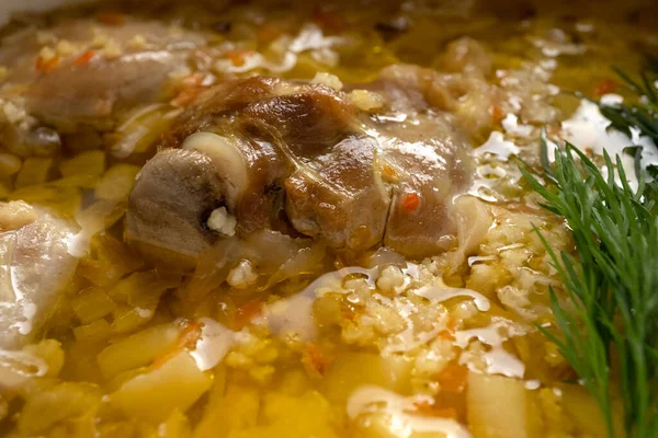 Et ve tahıllı kalın çorba, bir tencerede, yakın plan, ev yemeği.