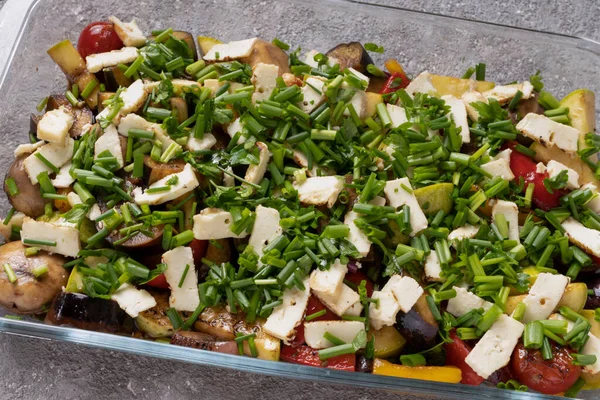 Çiğ yeşil soğan ve feta turtası, yakın plan.