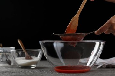 Çilek reçeli yapma süreci. Ev yemeği, stüdyo fotoğrafı.