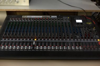 Uzaktan kumandalı ve mikrofonlu televizyon müdürünün ofisi, monitörler, sensörler, kopyalama alanı 