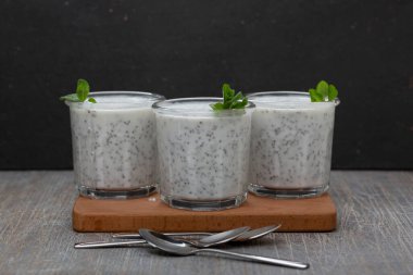 Meyve ve chia tohumlu meyve suları, sağlıklı kahvaltı, diyet yiyecekler.